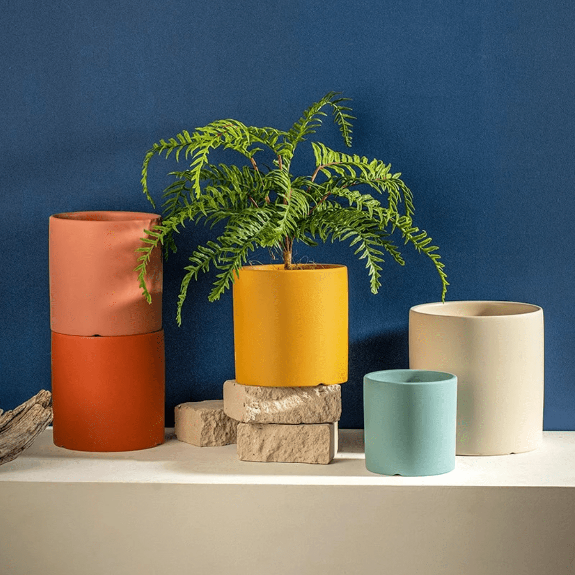 Pot de fleur en céramique intemporel avec soucoupe pour les amateurs de plantes par Verdanta
