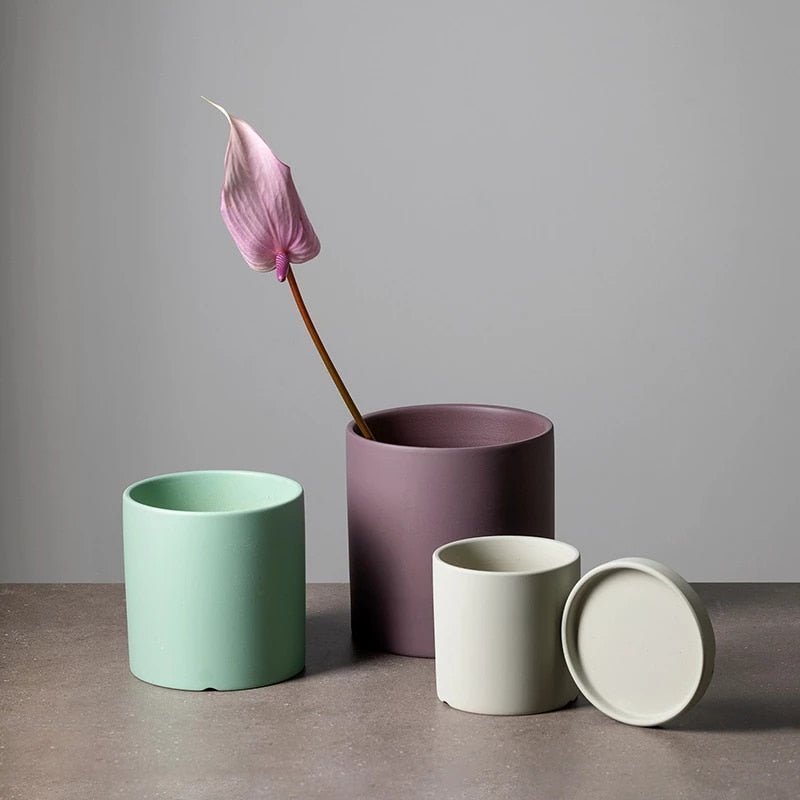 Pot de fleur en céramique intemporel avec soucoupe pour les amateurs de plantes par Verdanta