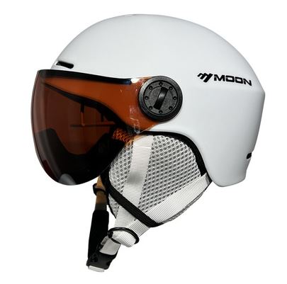 Kask narciarski z odpinanymi elementami dla wygodnego użytkowania na zewnątrz zimą