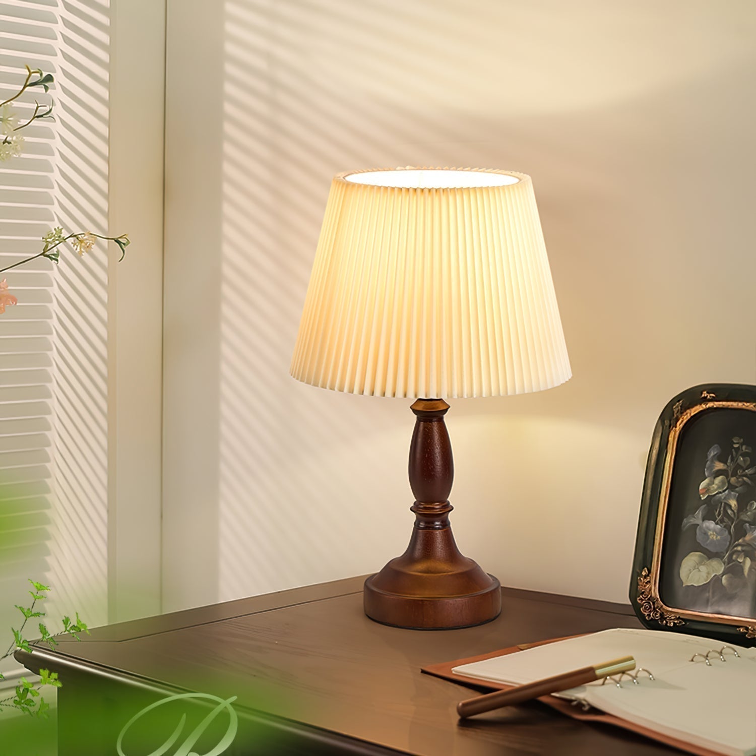 Lámpara de Escritorio con Base de Nogal y Pantalla de Tela Suave de OakHaven para Iluminación Ambiental Cálida