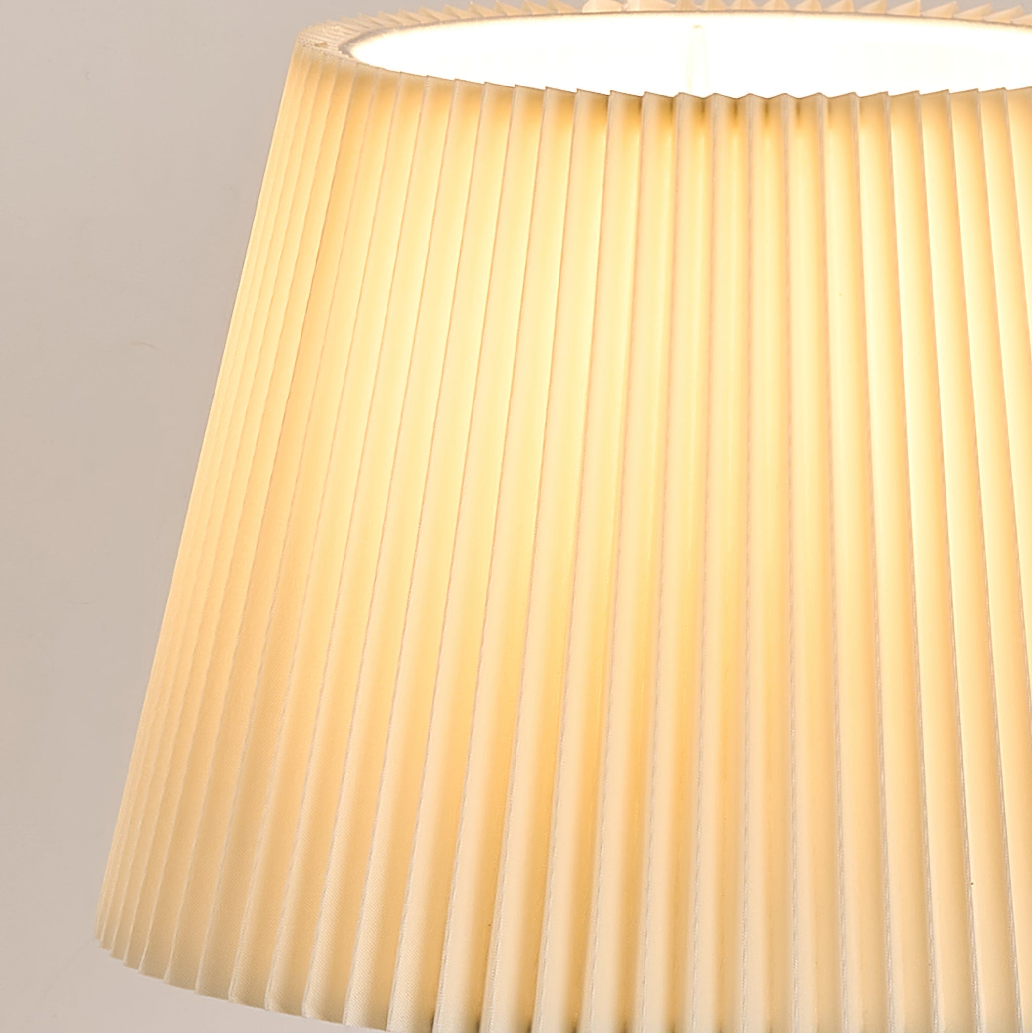 Lámpara de Escritorio con Base de Nogal y Pantalla de Tela Suave de OakHaven para Iluminación Ambiental Cálida