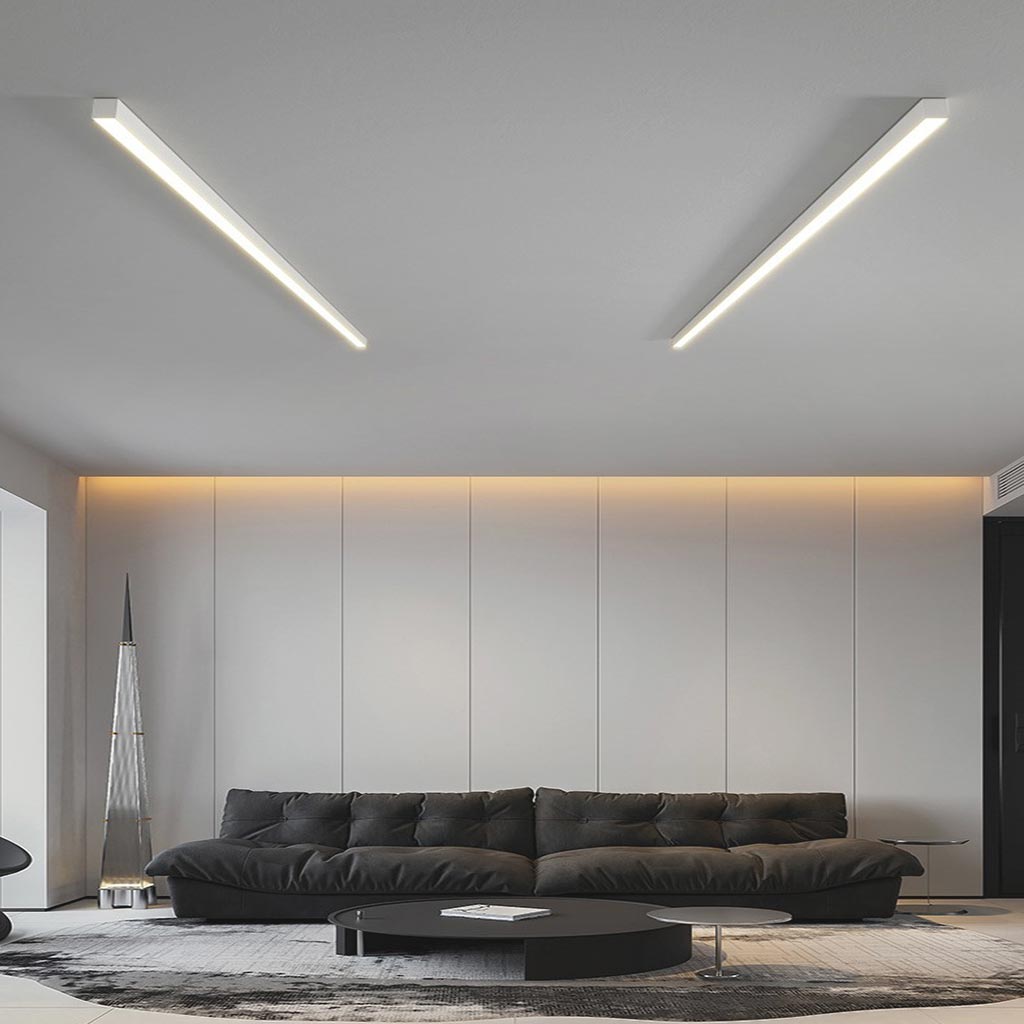 Elegantní lineární LED stropní lišta s přisazeným montážním systémem pro moderní prostory