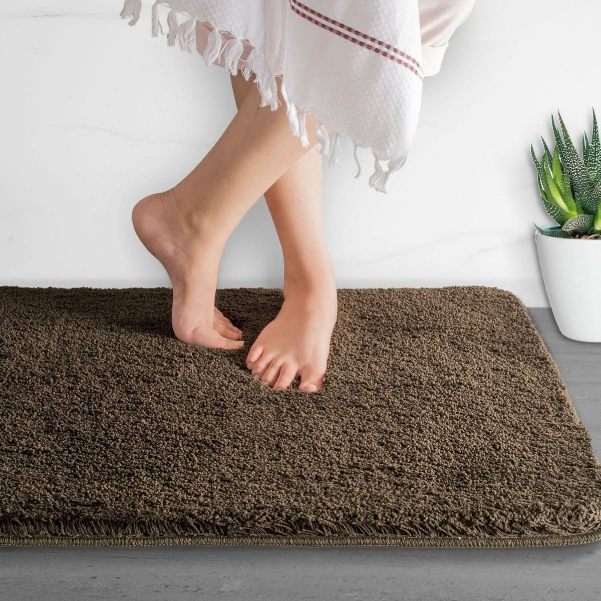 Alfombra de Baño UltraSuave de Microfibra NovaShore, Secado Rápido y Antideslizante para Baños Modernos