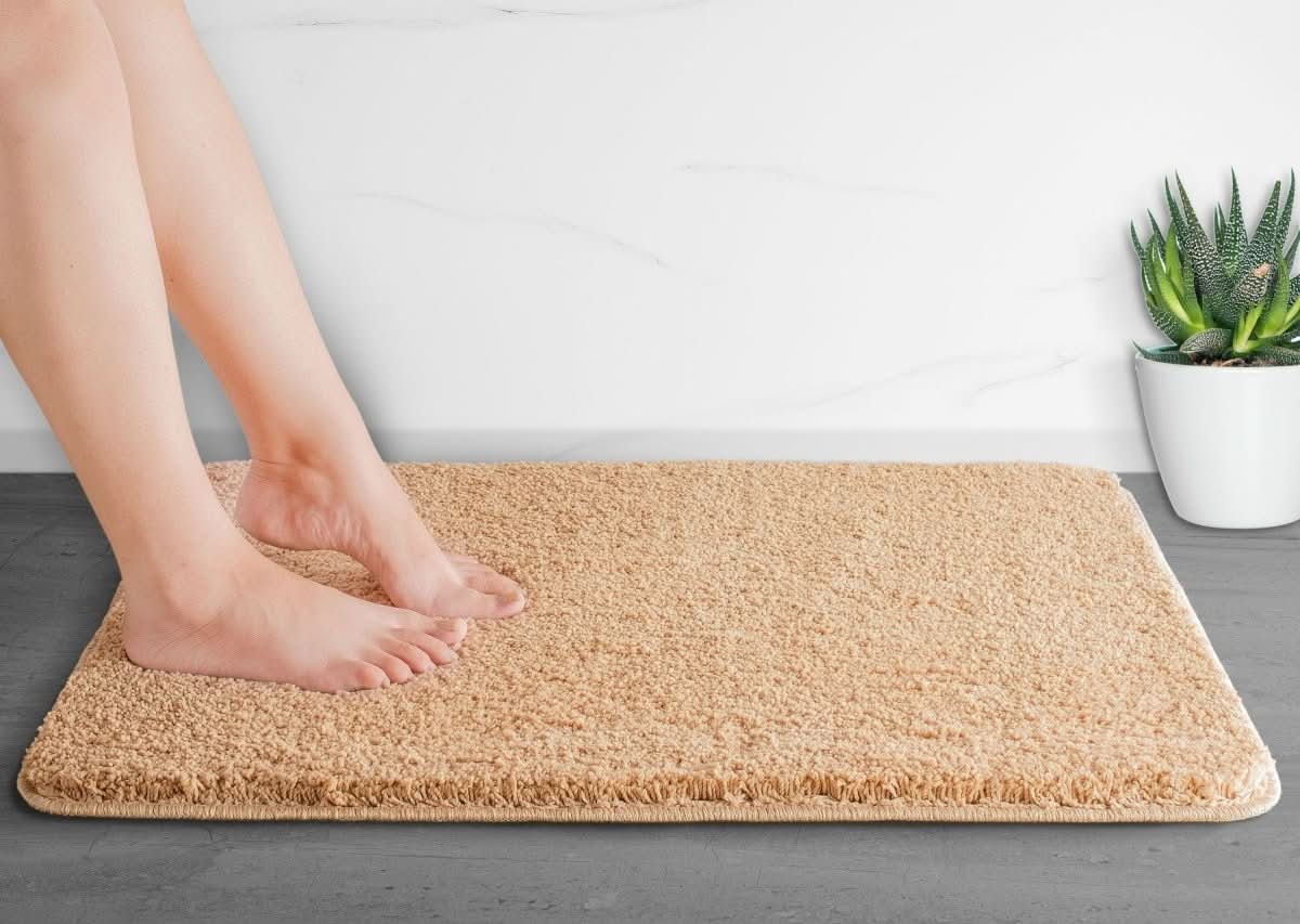 Alfombra de Baño UltraSuave de Microfibra NovaShore, Secado Rápido y Antideslizante para Baños Modernos