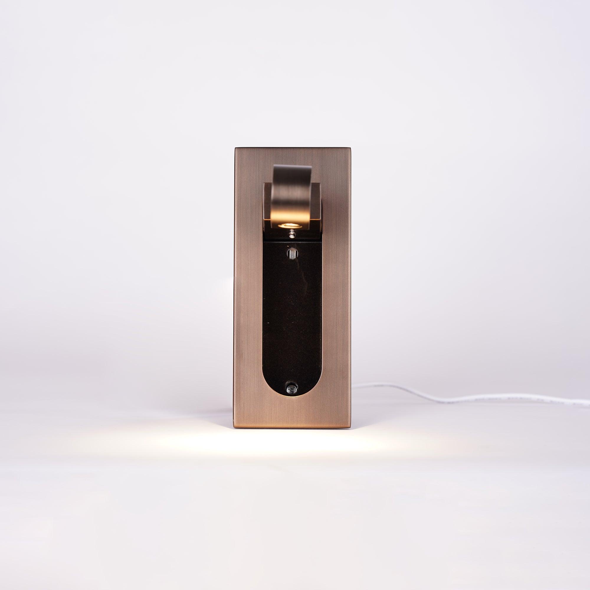 Lampada da parete LED da comodino LumaNova Arc con retroilluminazione ambientale