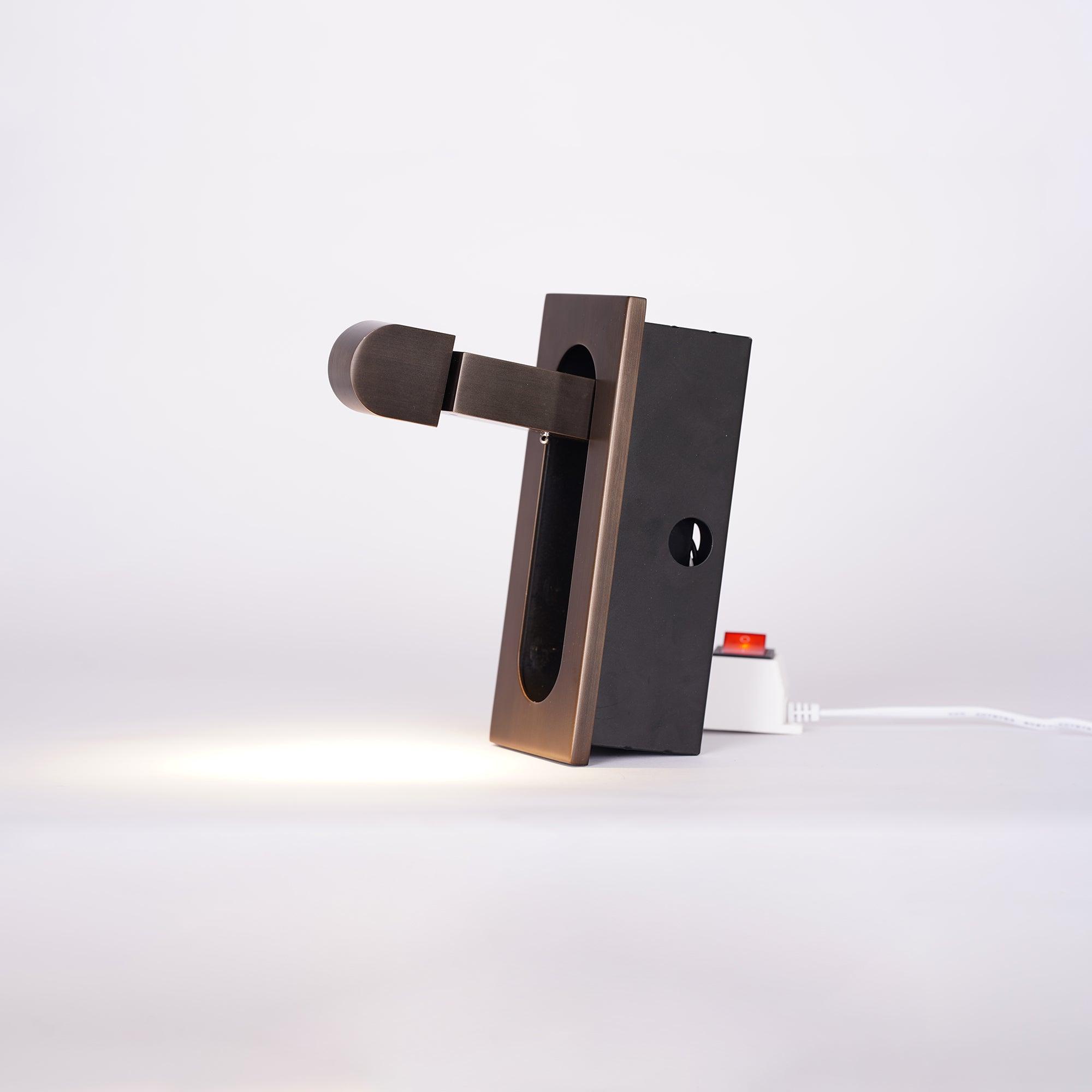 Lampada da parete LED da comodino LumaNova Arc con retroilluminazione ambientale