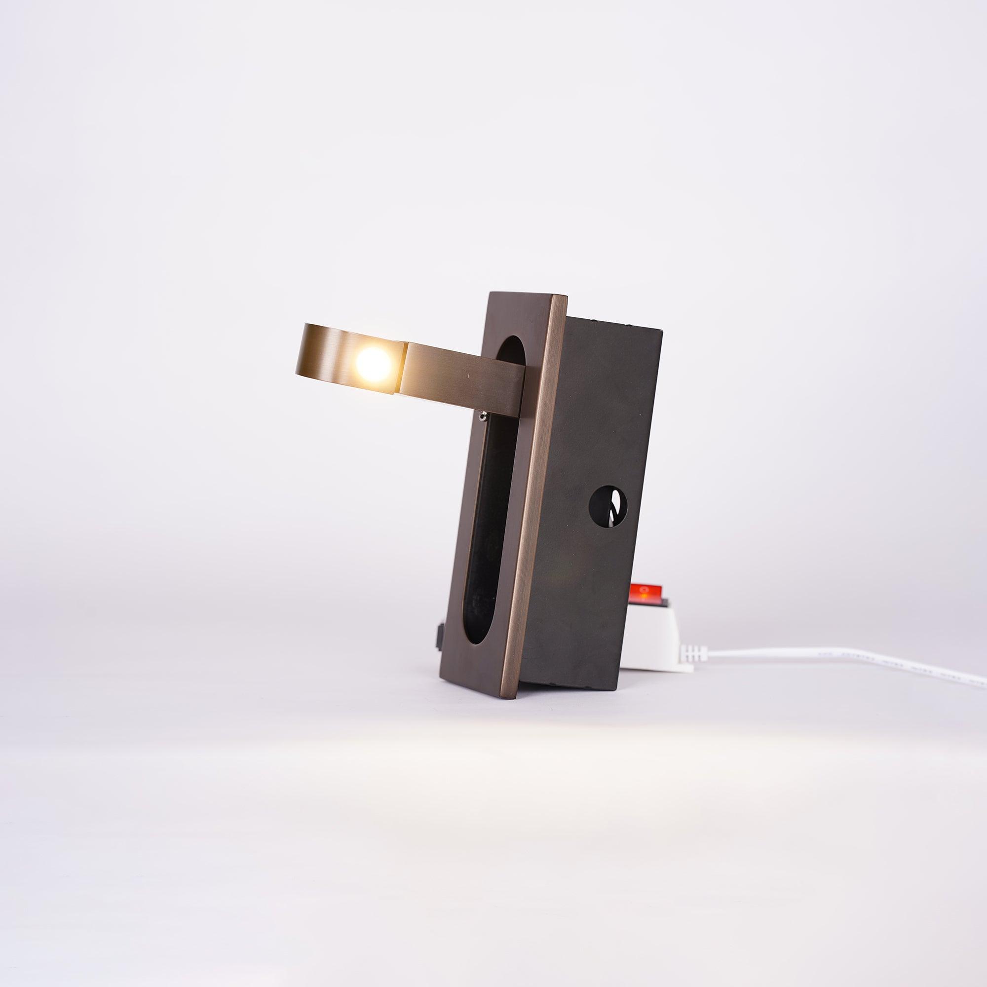 Lampada da parete LED da comodino LumaNova Arc con retroilluminazione ambientale