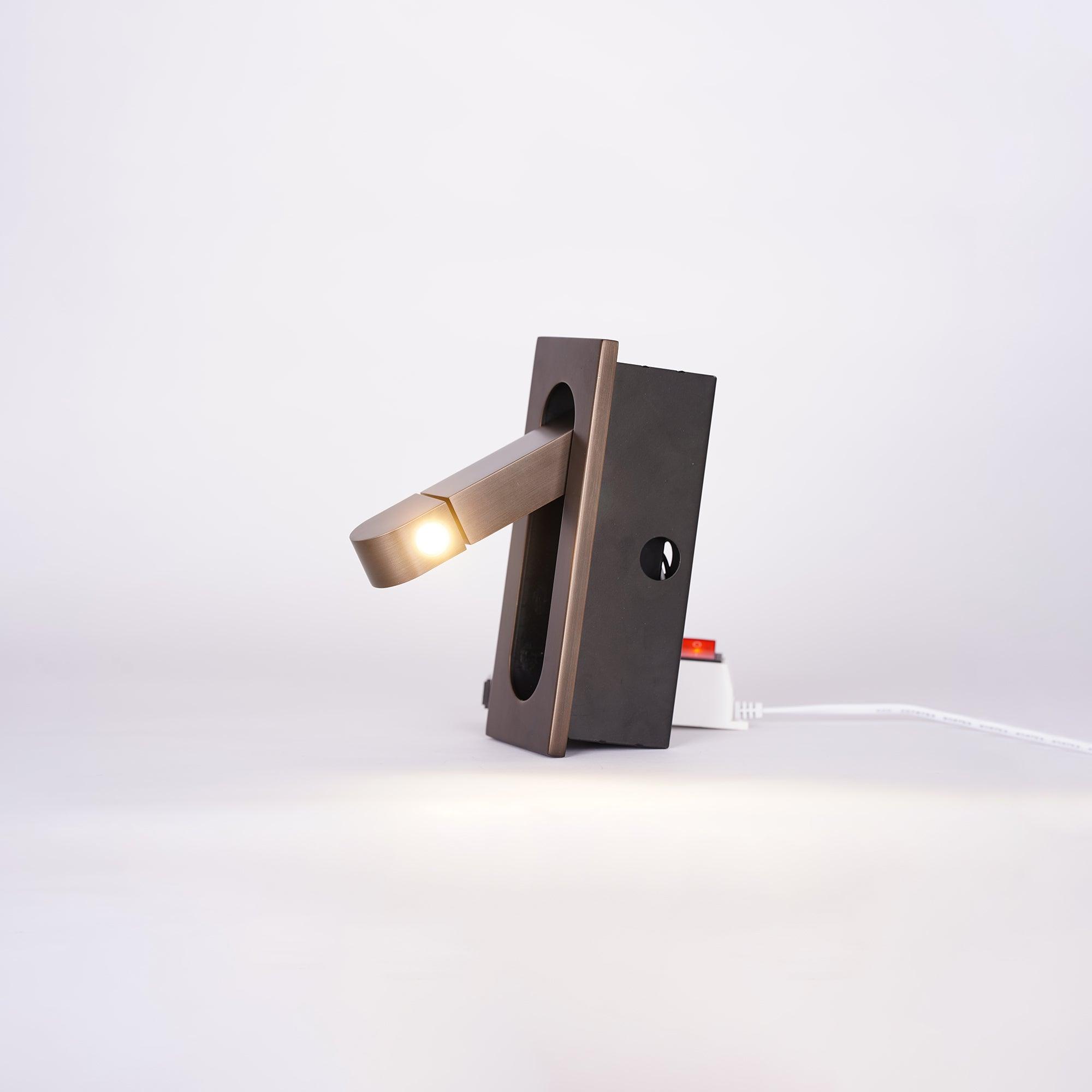 Lampada da parete LED da comodino LumaNova Arc con retroilluminazione ambientale