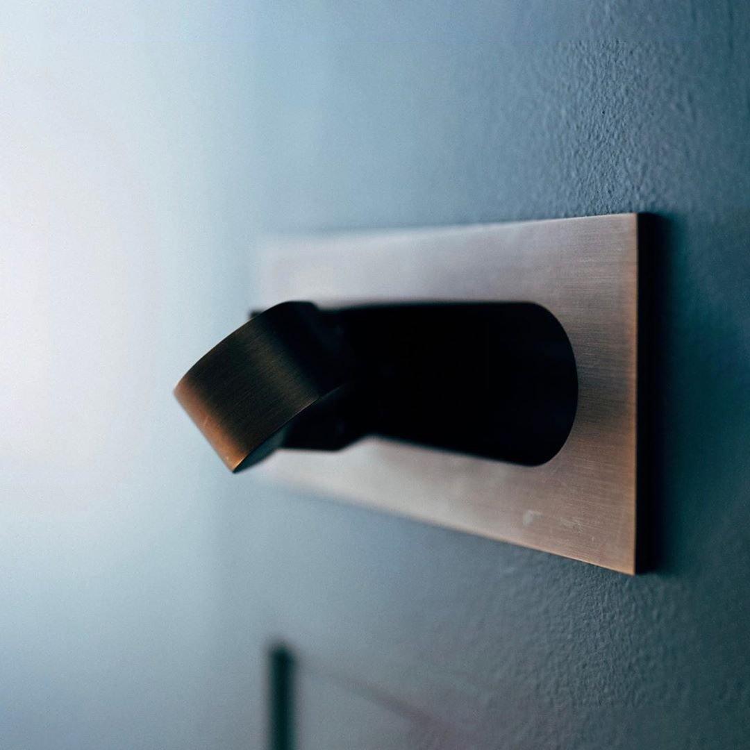 Lampada da parete LED da comodino LumaNova Arc con retroilluminazione ambientale