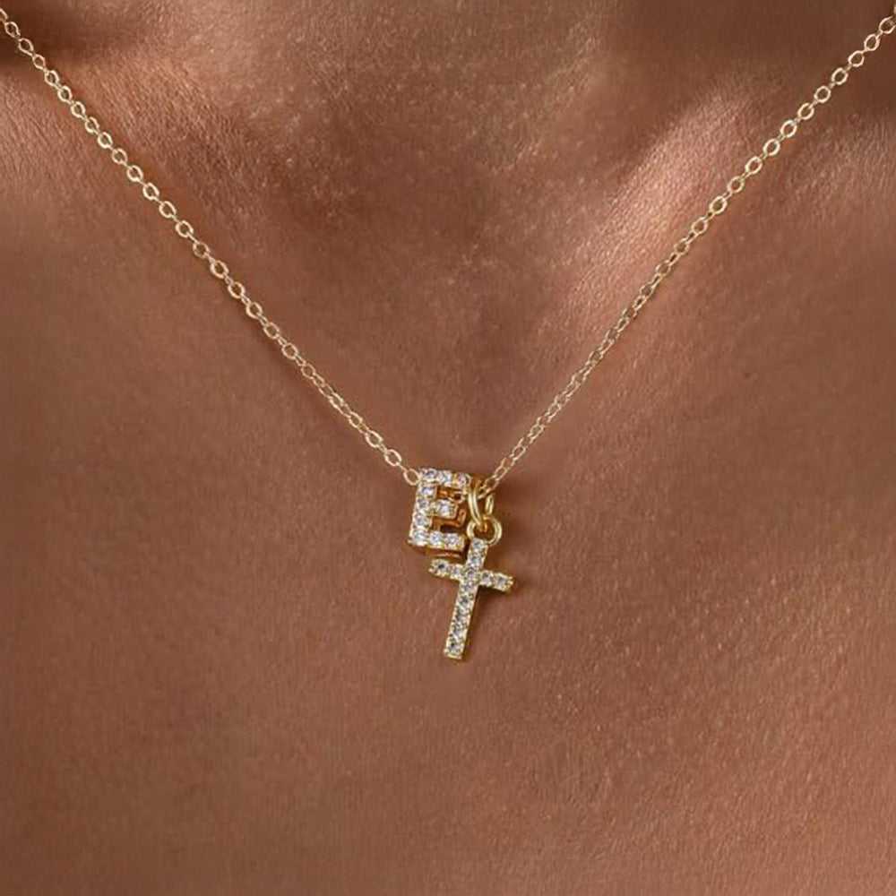 Delikat diamant-initialhalskæde med korsvedhæng til daglig brug