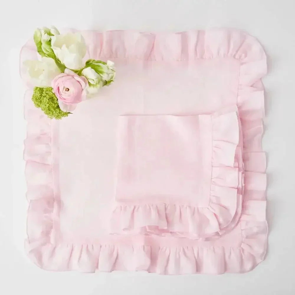 Servilleta de lino tejida con delicado borde fruncido Elegancia artesanal para recibir invitados