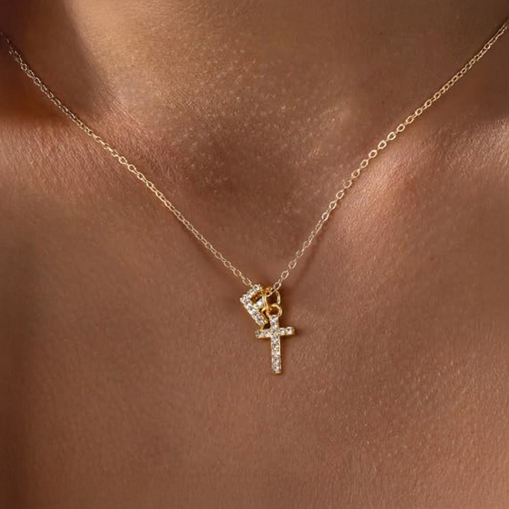 Delikat diamant-initialhalskæde med korsvedhæng til daglig brug