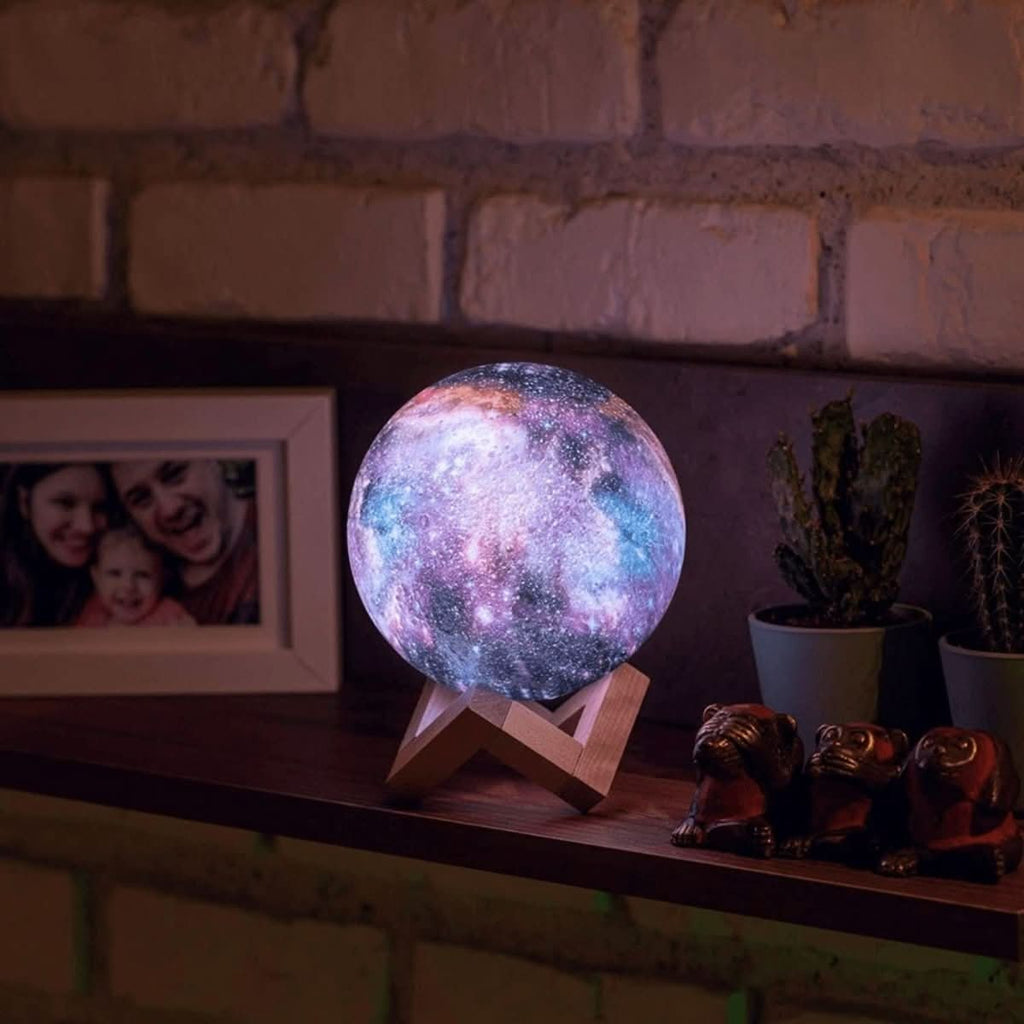 Nebula 3D Mondlampe mit 16 Farben und Holzständer für Weltraumfans
