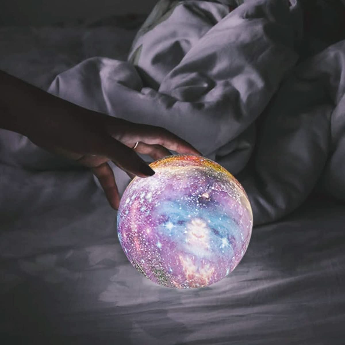Nebula 3D Mondlampe mit 16 Farben und Holzständer für Weltraumfans