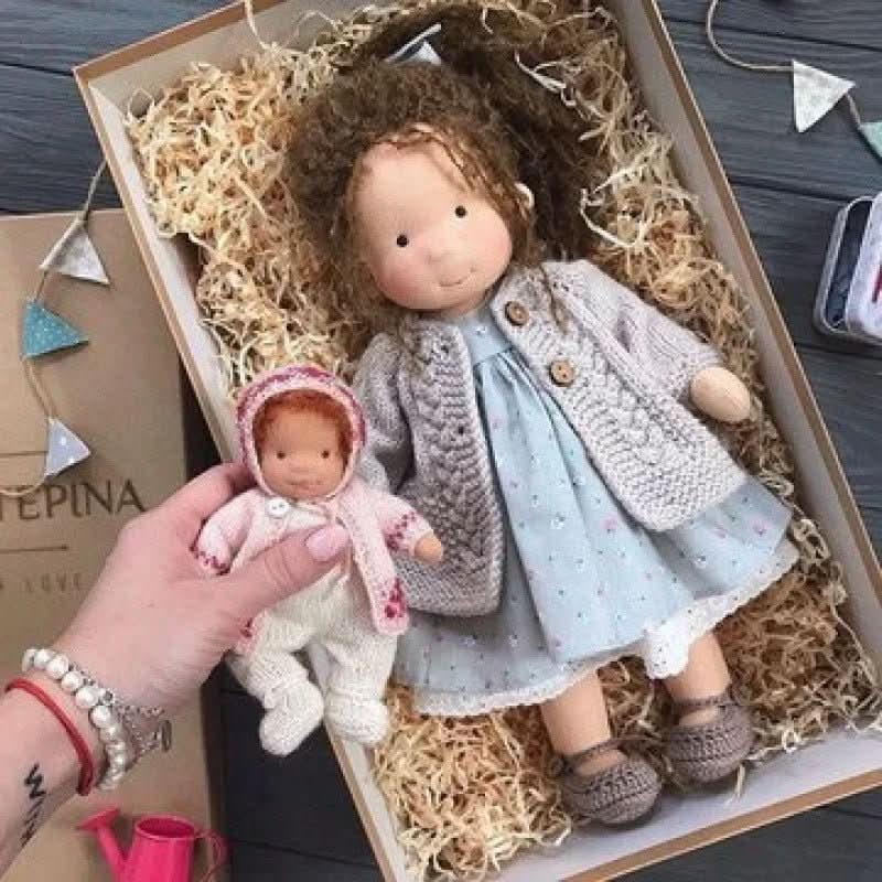 Boneca de Algodão Waldolly Waldorf para Brincadeira Suave, Natural, Imaginativa e Encanto Atemporal