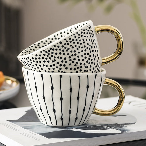 Caneca com design geométrico abstrato e asa dourada para o café ou chá do dia a dia | Atiets