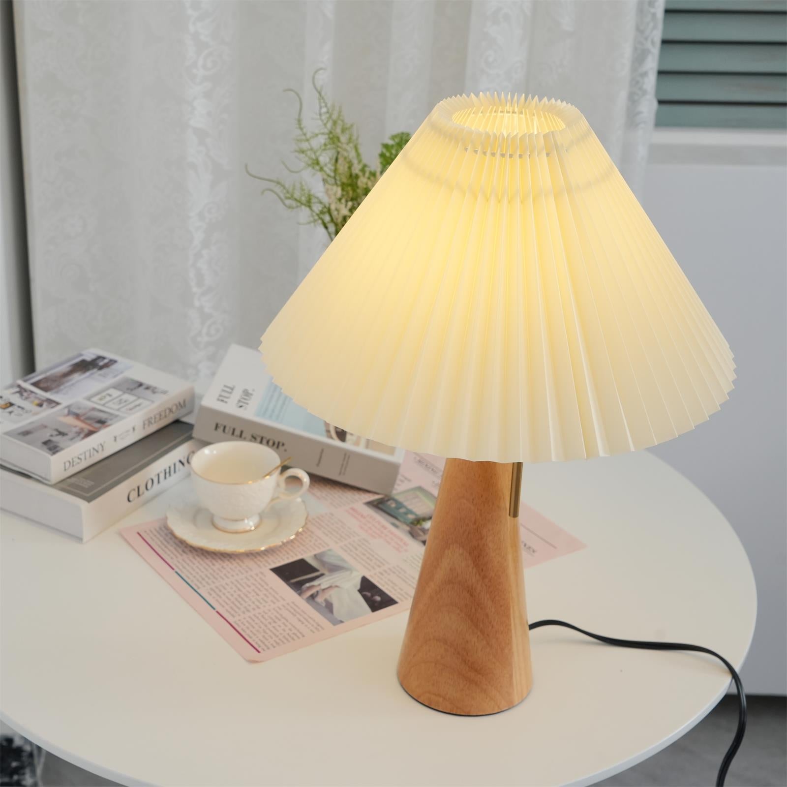 Aurelia Beige Træ- og Metallampe med Linned Plisseret Skærm