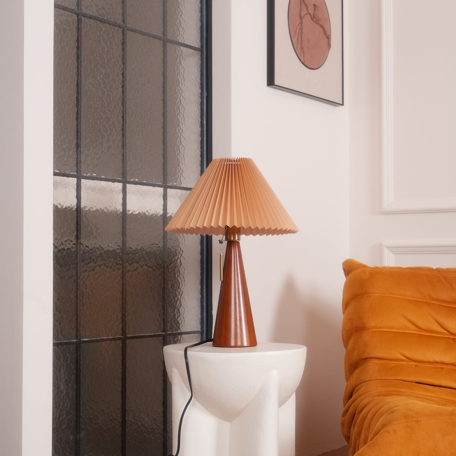 Aurelia Beige Træ- og Metallampe med Linned Plisseret Skærm