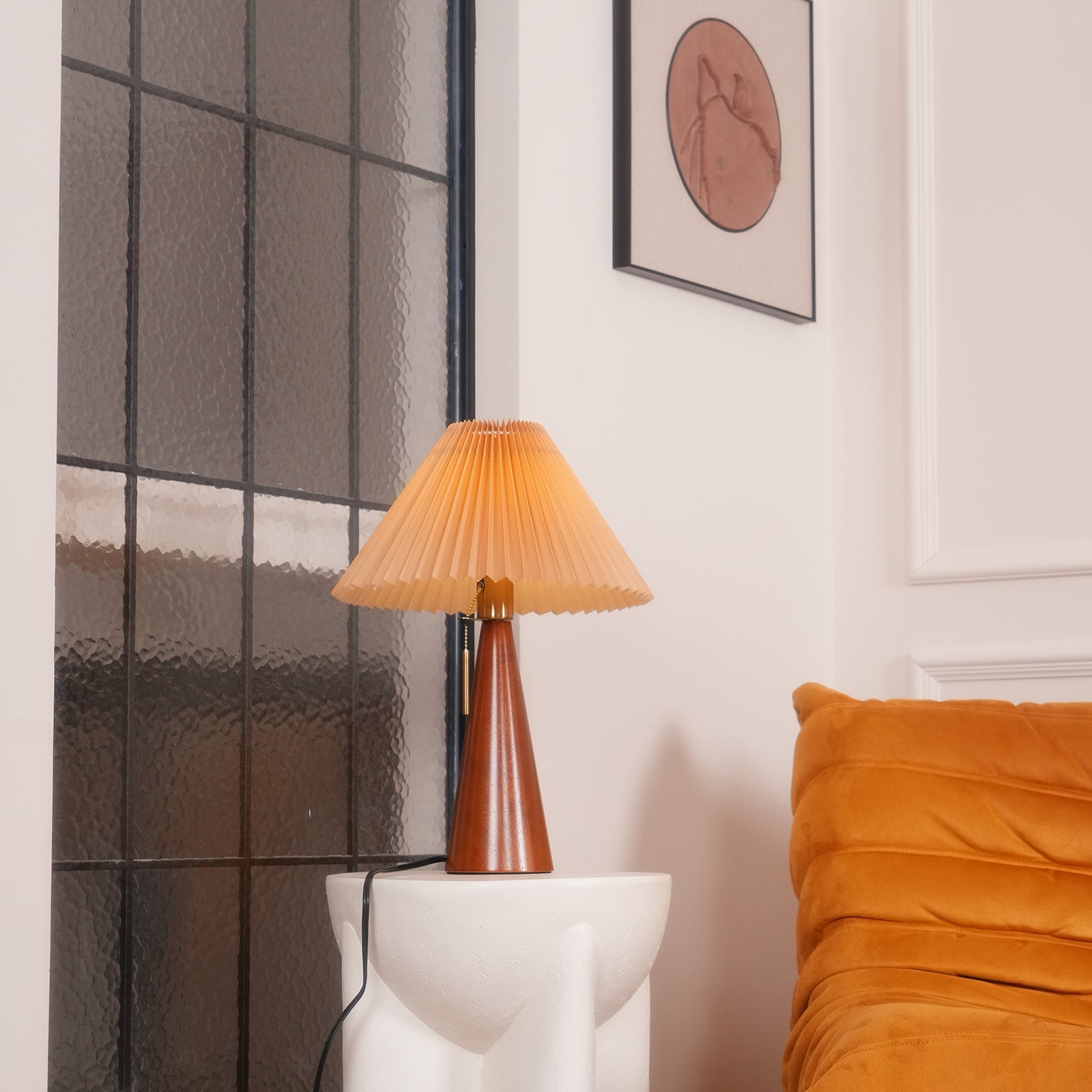Aurelia Beige Træ- og Metallampe med Linned Plisseret Skærm
