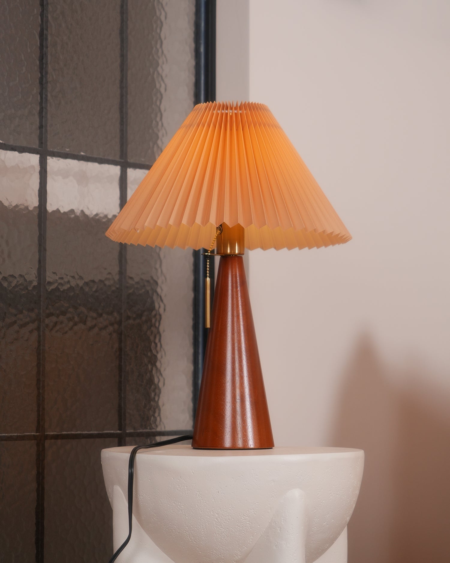 Aurelia Beige Træ- og Metallampe med Linned Plisseret Skærm