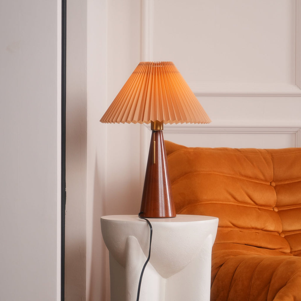 Aurelia Beige Træ- og Metallampe med Linned Plisseret Skærm