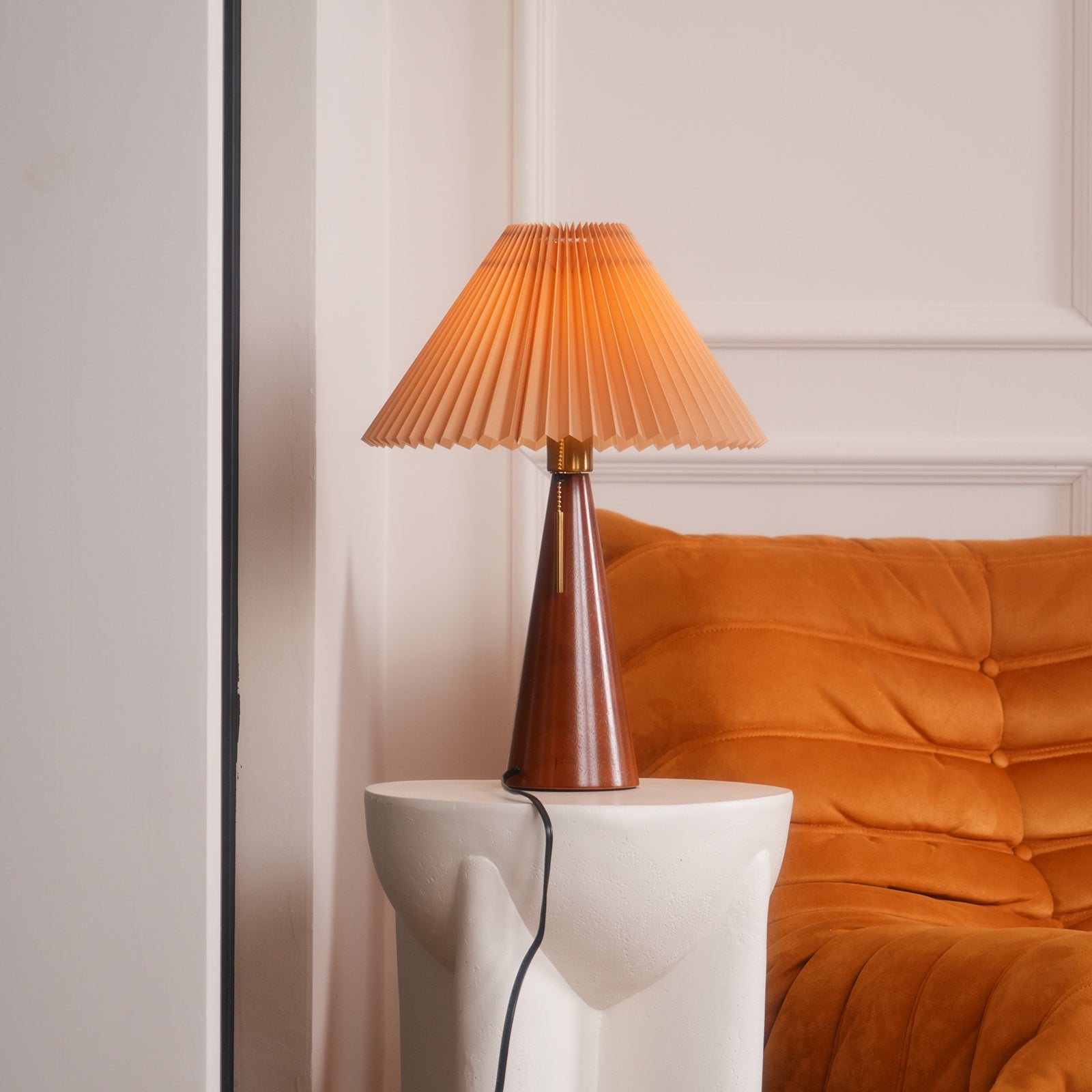 Aurelia Beige Træ- og Metallampe med Linned Plisseret Skærm