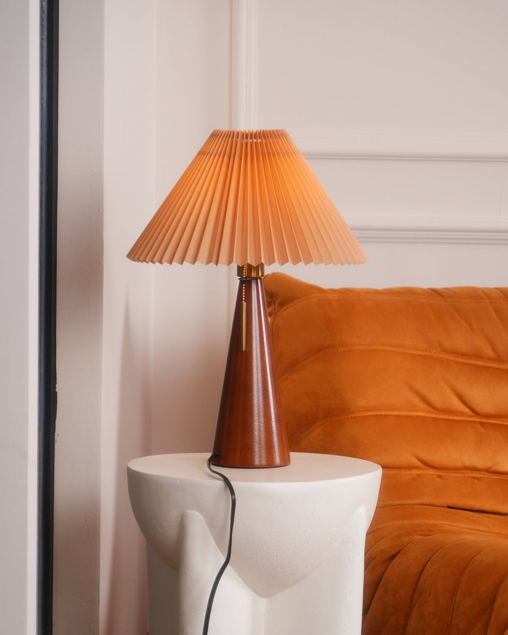 Aurelia Beige Træ- og Metallampe med Linned Plisseret Skærm