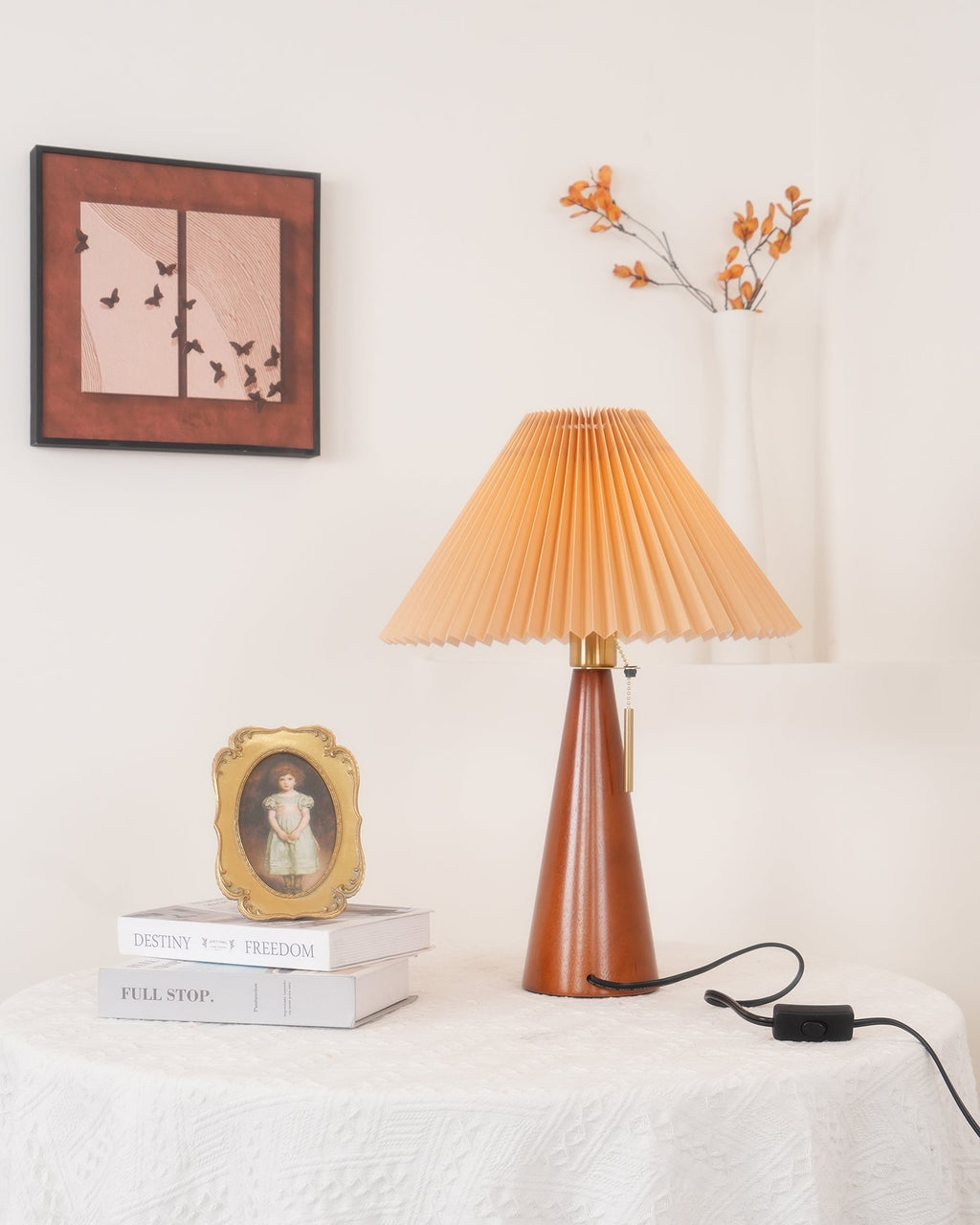 Aurelia Beige Træ- og Metallampe med Linned Plisseret Skærm