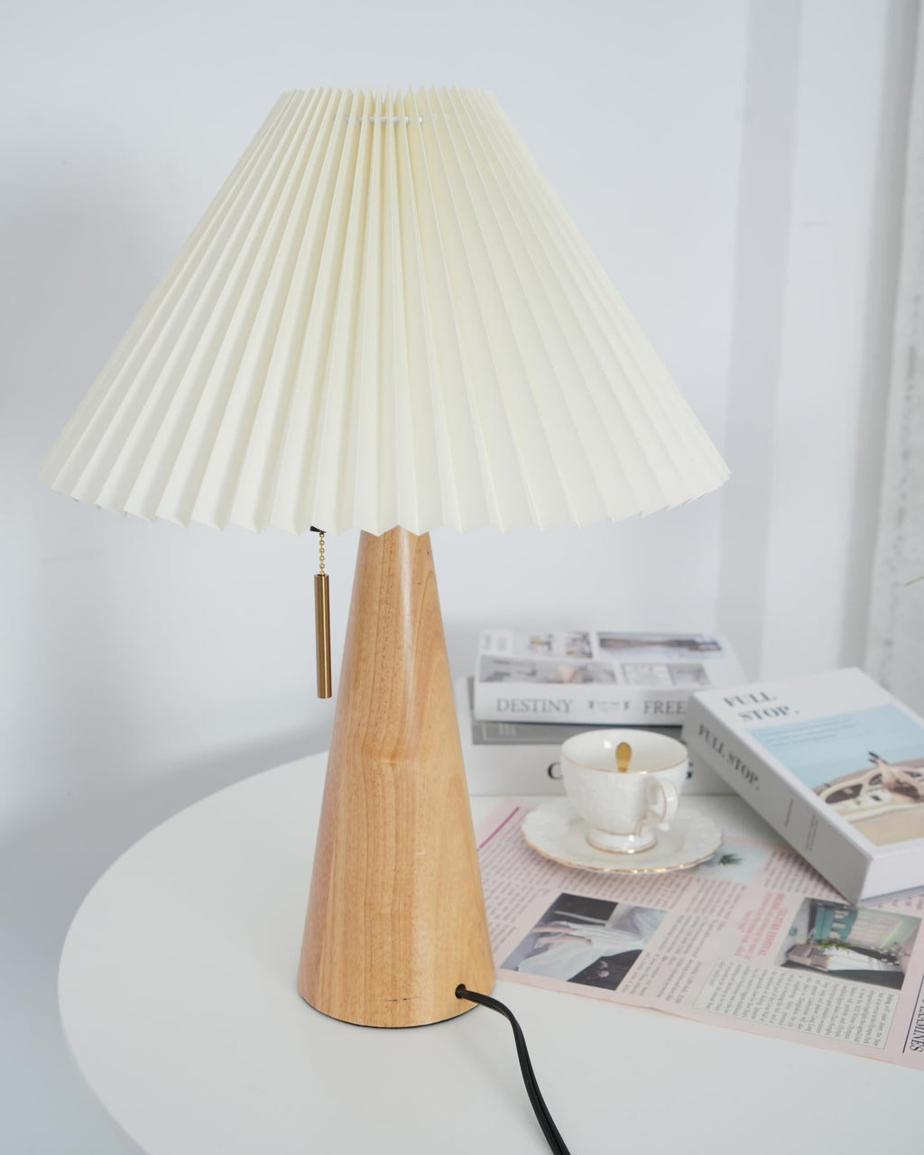 Aurelia Beige Træ- og Metallampe med Linned Plisseret Skærm