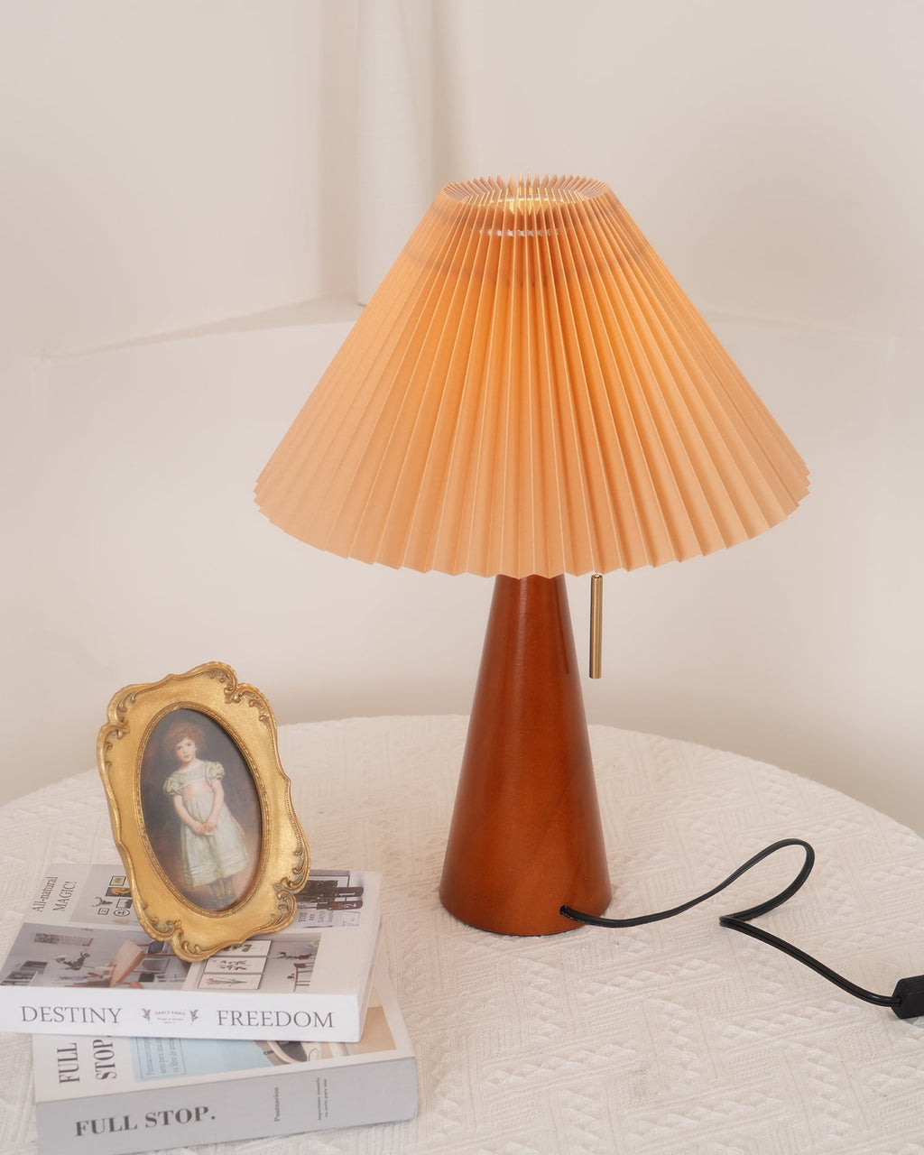 Aurelia Beige Træ- og Metallampe med Linned Plisseret Skærm