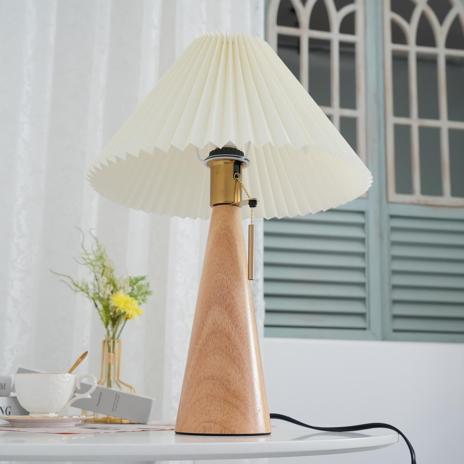 Aurelia Beige Træ- og Metallampe med Linned Plisseret Skærm