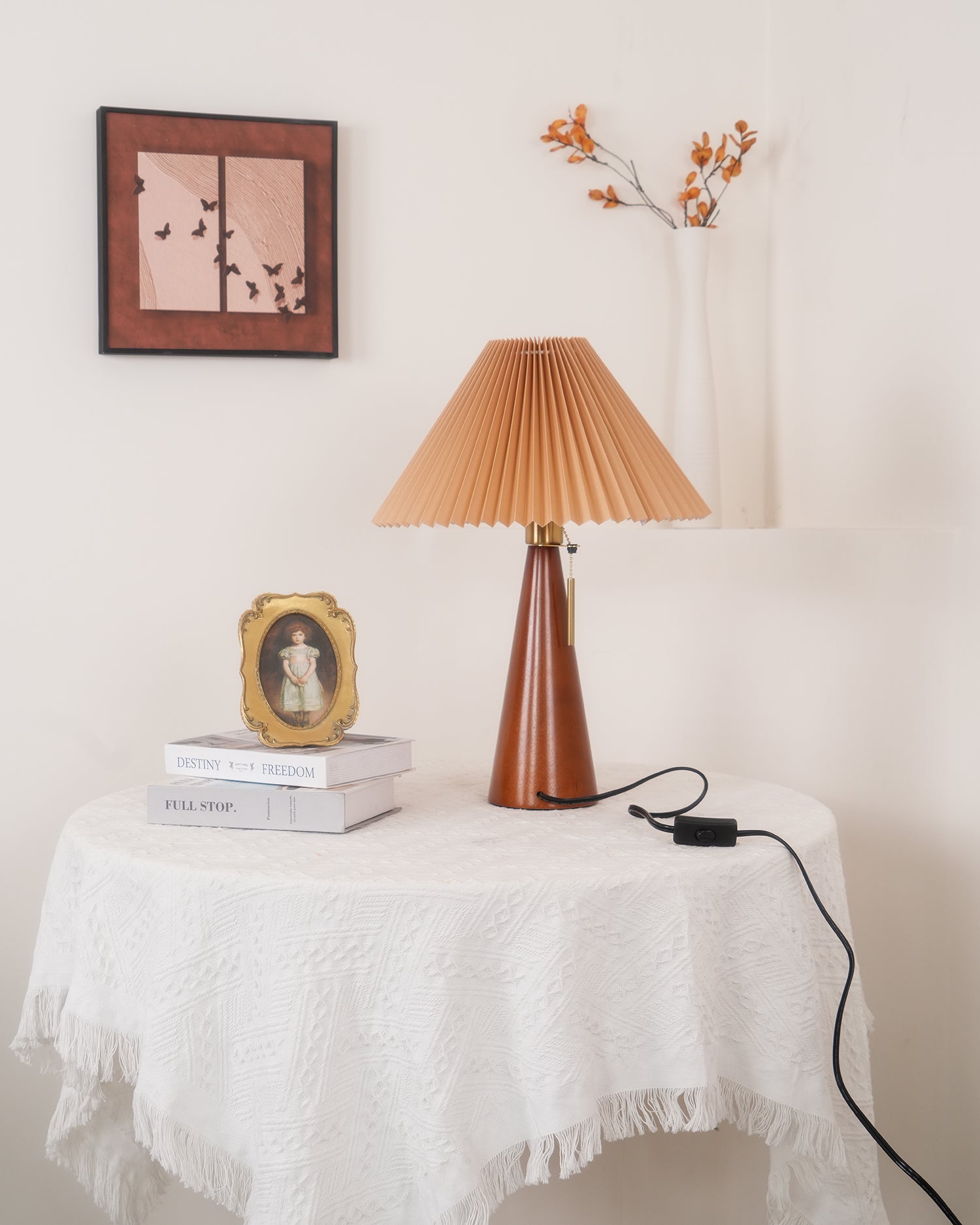 Aurelia Beige Træ- og Metallampe med Linned Plisseret Skærm
