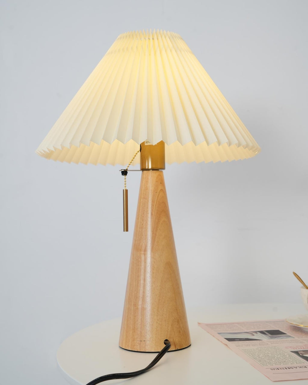 Aurelia Beige Træ- og Metallampe med Linned Plisseret Skærm