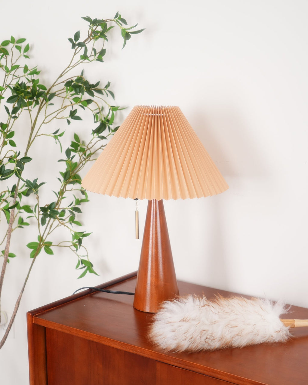 Aurelia Beige Træ- og Metallampe med Linned Plisseret Skærm