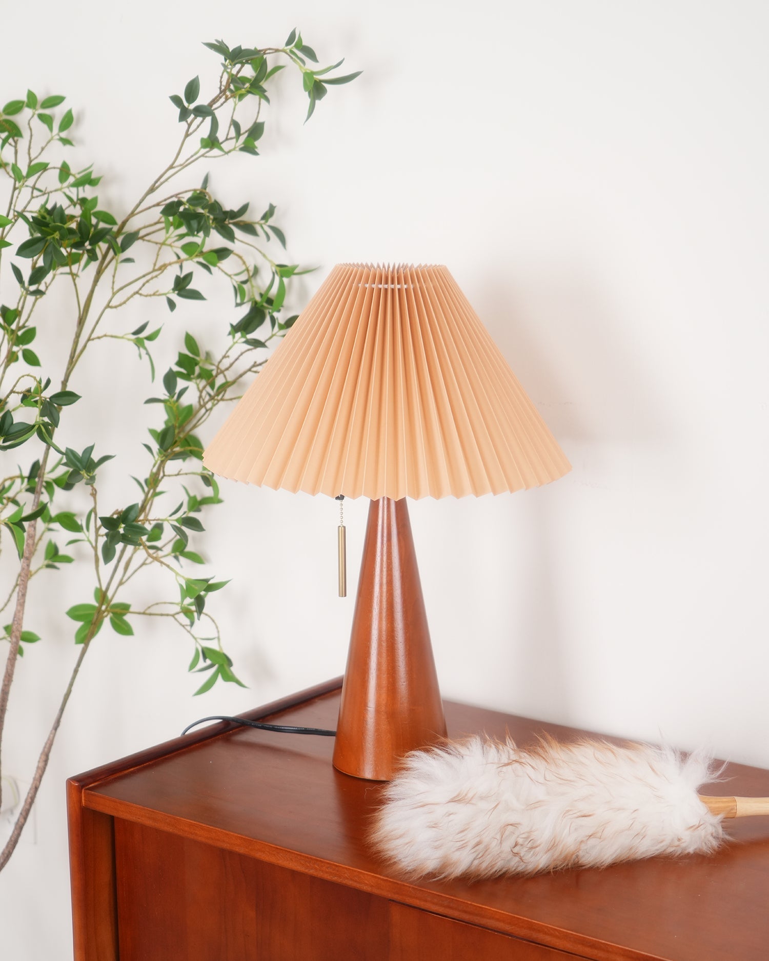 Aurelia Beige Træ- og Metallampe med Linned Plisseret Skærm