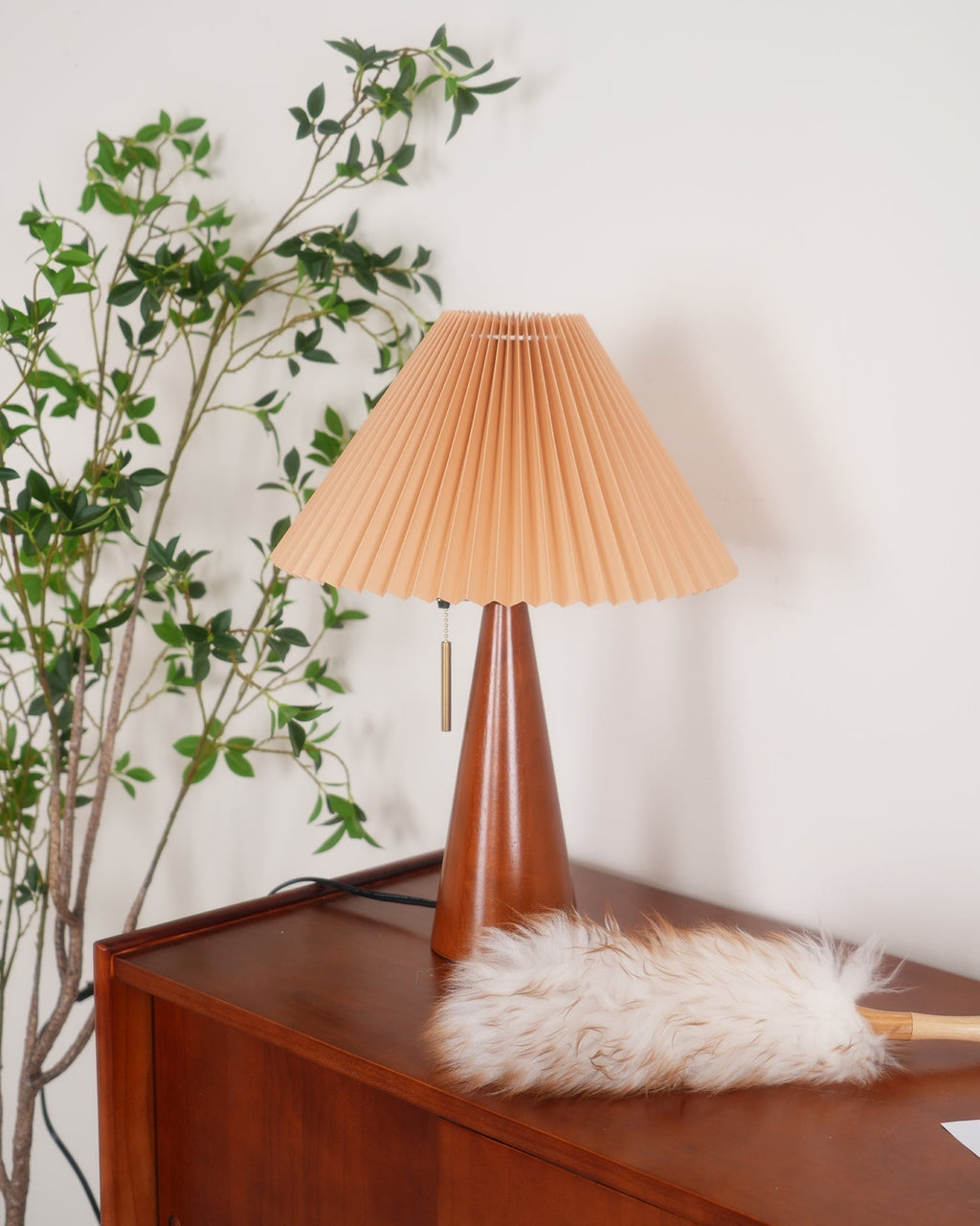 Aurelia Beige Træ- og Metallampe med Linned Plisseret Skærm