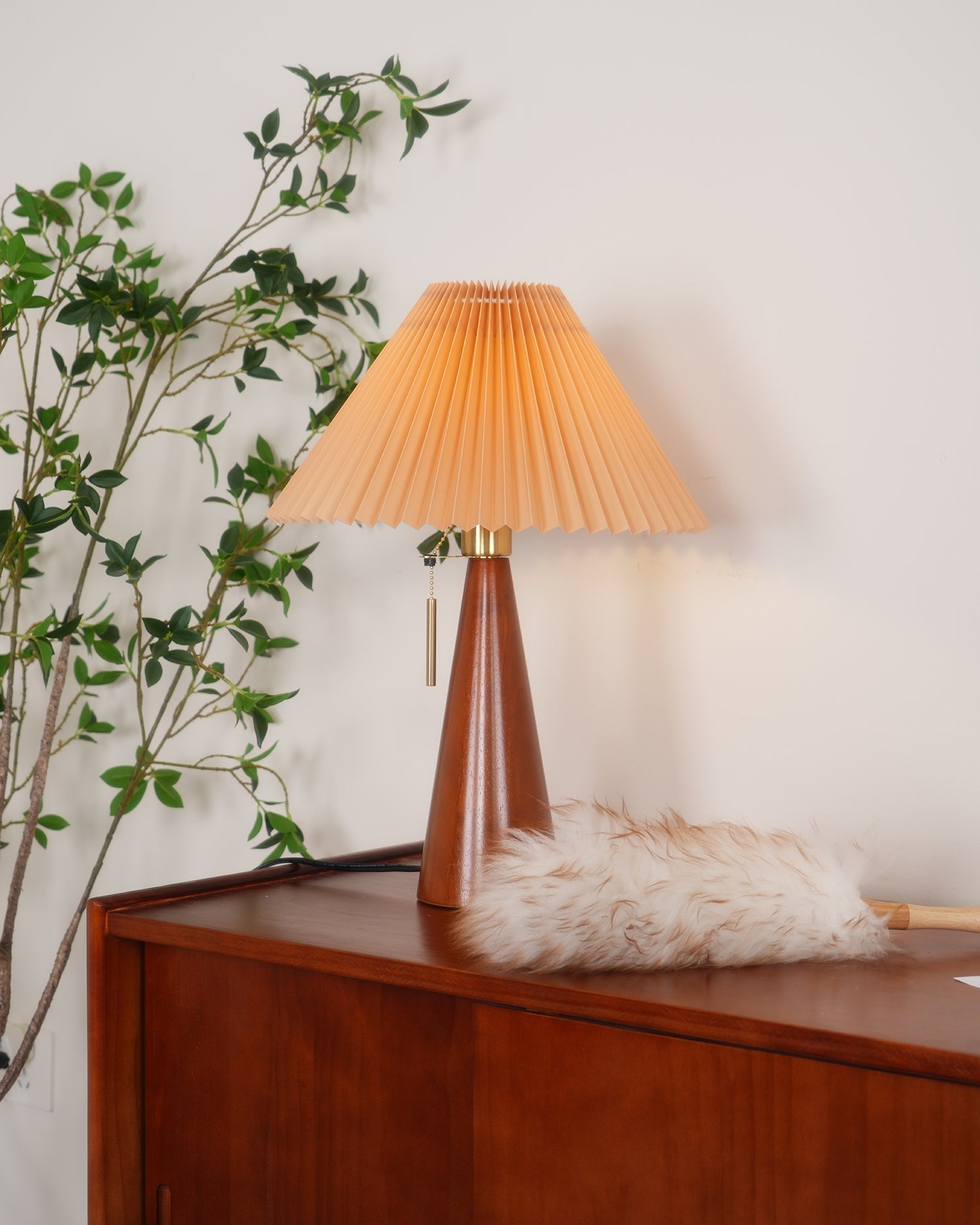 Aurelia Beige Træ- og Metallampe med Linned Plisseret Skærm