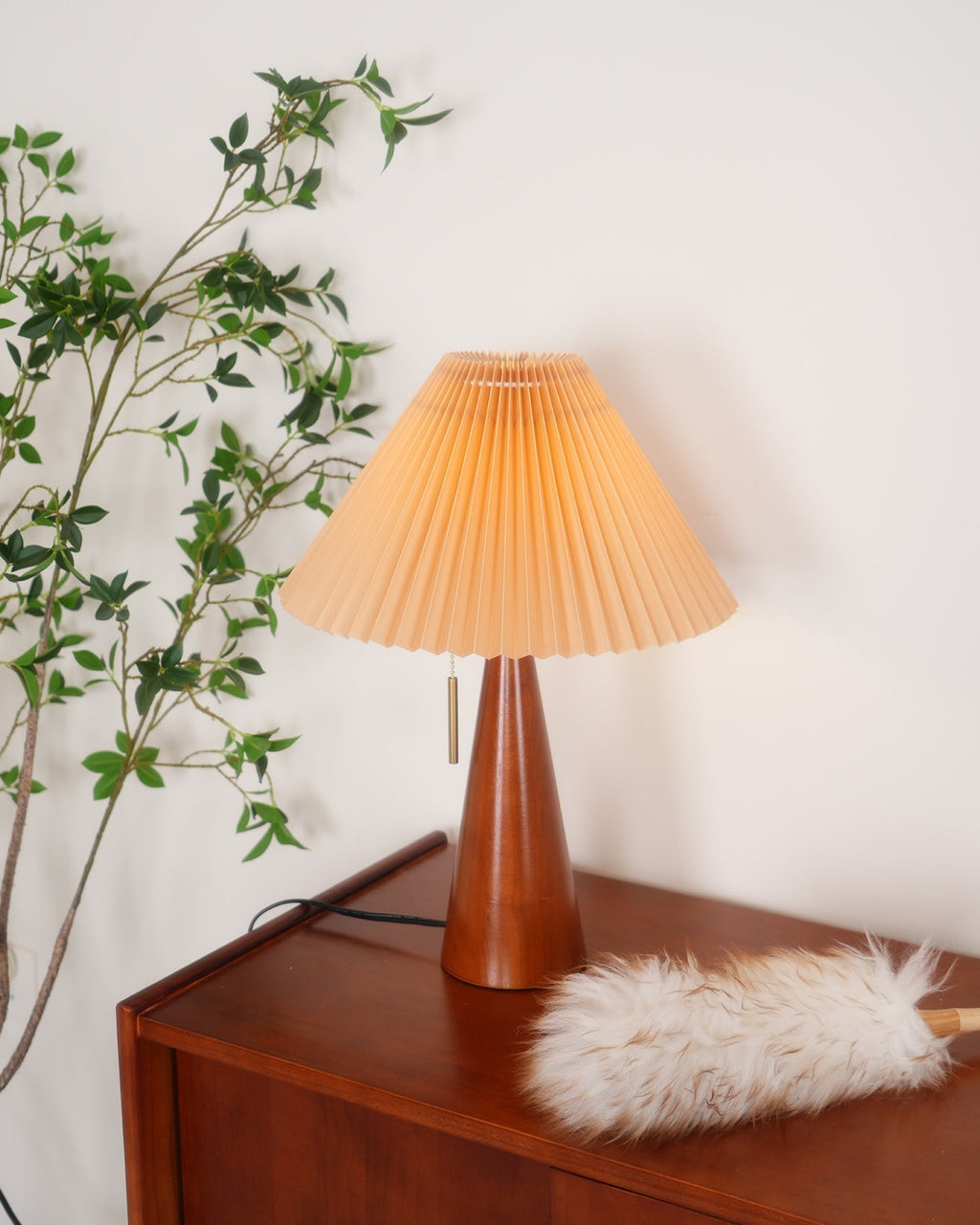 Aurelia Beige Træ- og Metallampe med Linned Plisseret Skærm