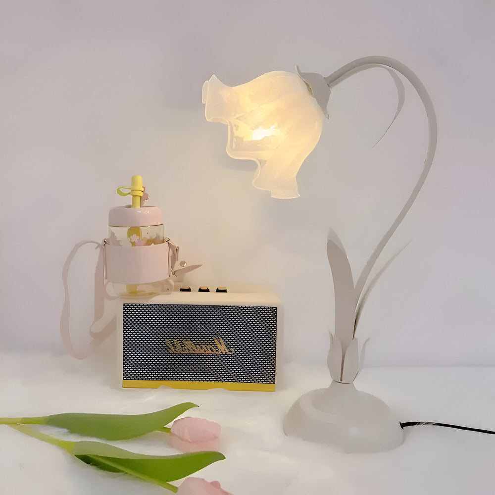 LuminaVale vintage fransk bordlampe med blomsterdekoration