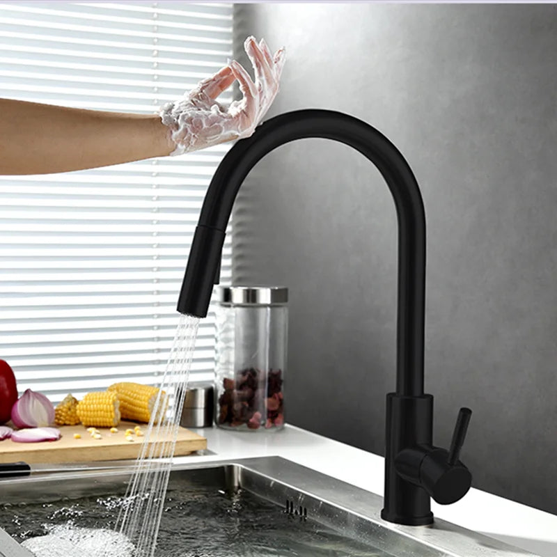 Rubinetto da cucina TouchTech con sensore senza contatto e bocca estraibile, finitura ottone