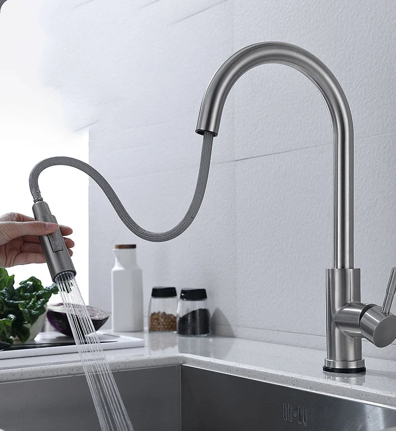 Rubinetto da cucina TouchTech con sensore senza contatto e bocca estraibile, finitura ottone
