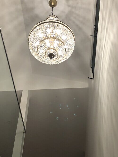 Lustre en cristal Orion avec finition laiton brossé