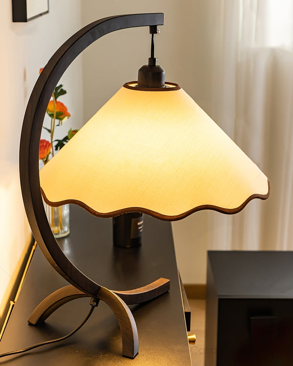 Candeeiro de Mesa Lyra com Estrutura Curvada em Esmeralda e Abajur de Tecido Branco com Borda Ondulada