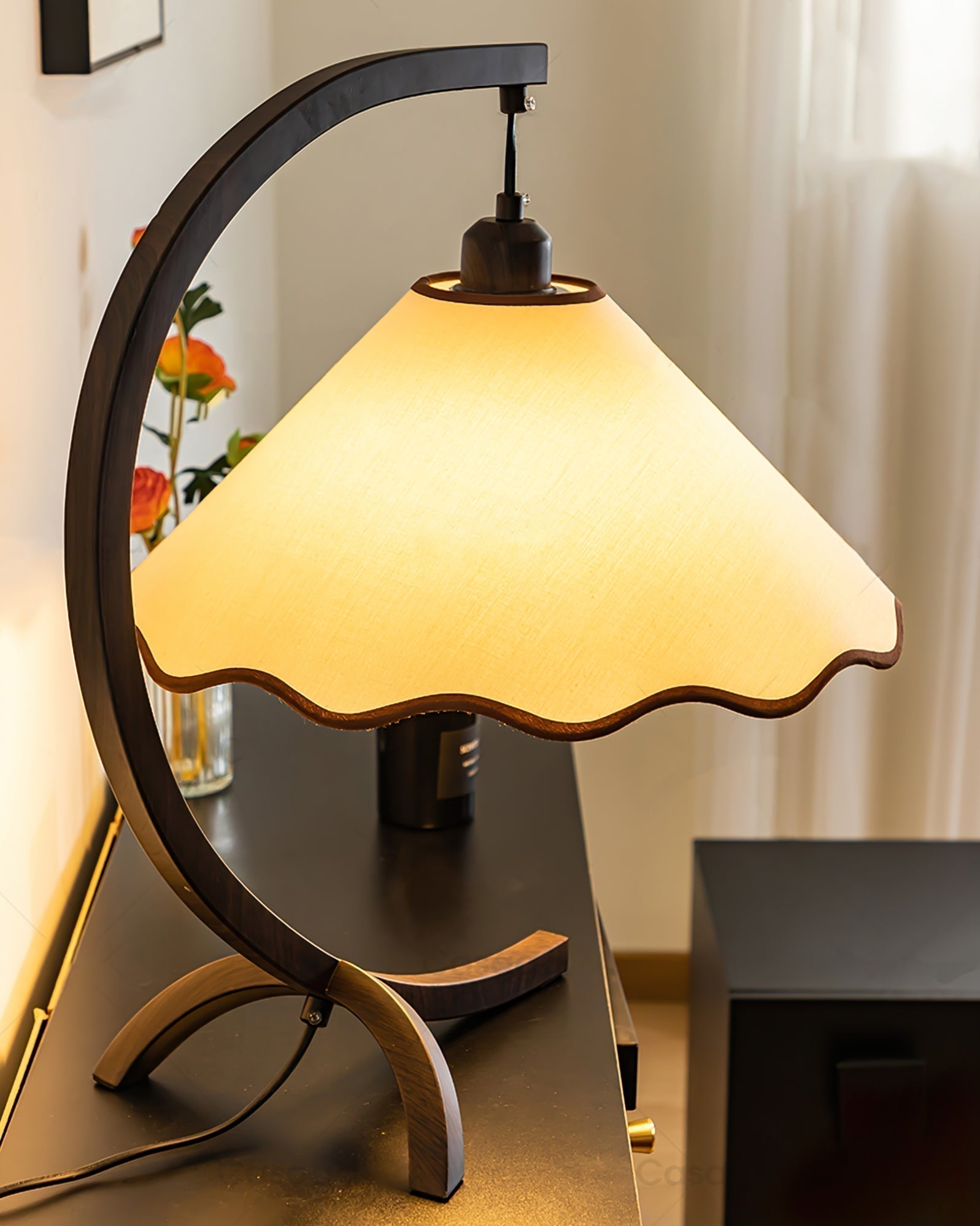 Candeeiro de Mesa Lyra com Estrutura Curvada em Esmeralda e Abajur de Tecido Branco com Borda Ondulada