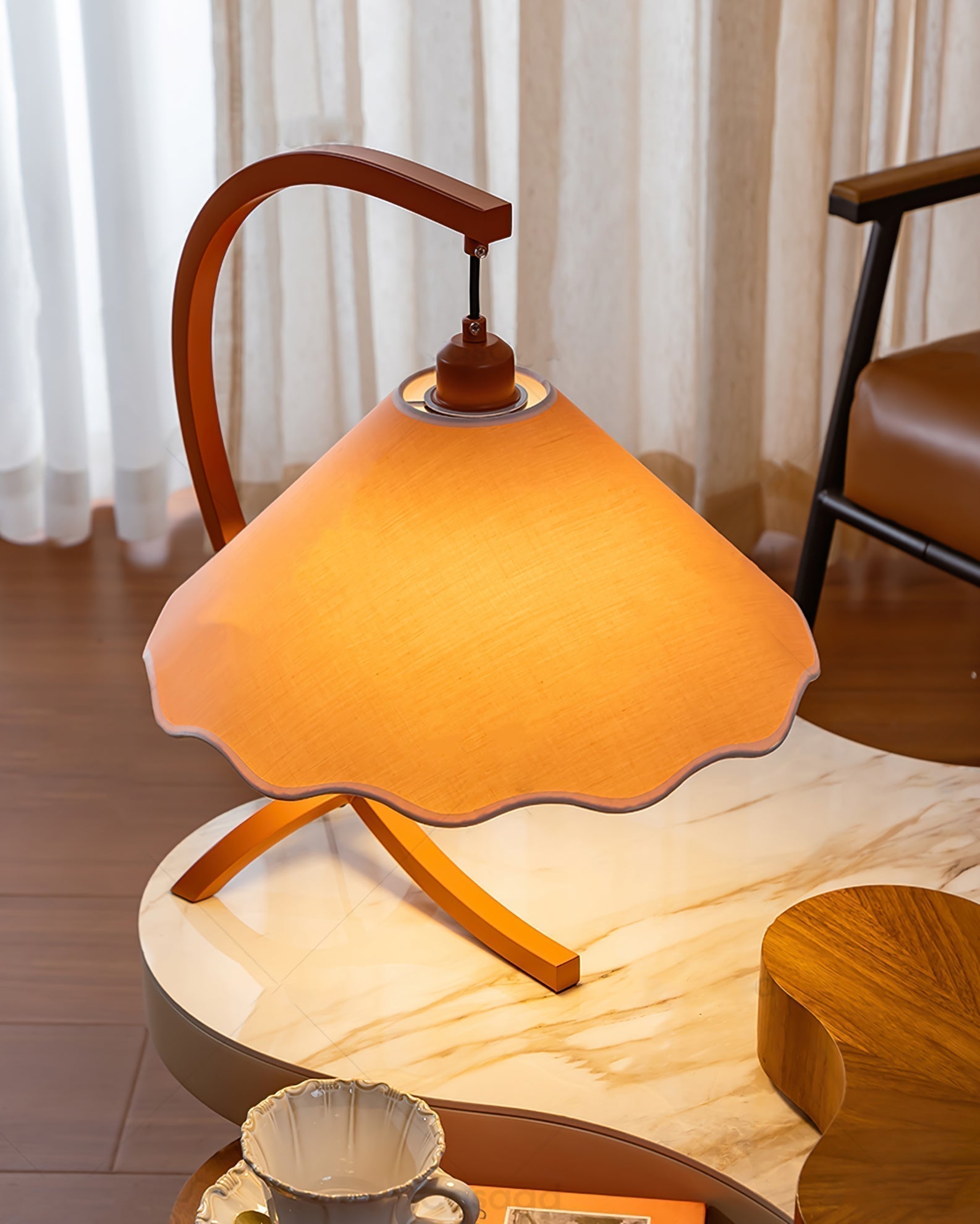 Candeeiro de Mesa Lyra com Estrutura Curvada em Esmeralda e Abajur de Tecido Branco com Borda Ondulada