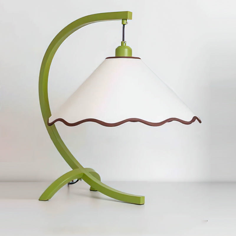 Candeeiro de Mesa Lyra com Estrutura Curvada em Esmeralda e Abajur de Tecido Branco com Borda Ondulada