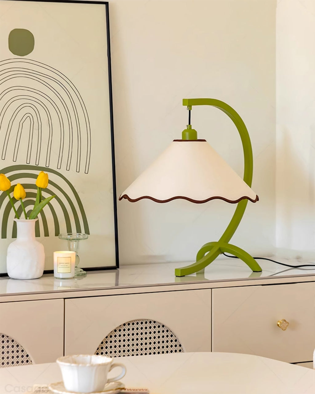 Candeeiro de Mesa Lyra com Estrutura Curvada em Esmeralda e Abajur de Tecido Branco com Borda Ondulada
