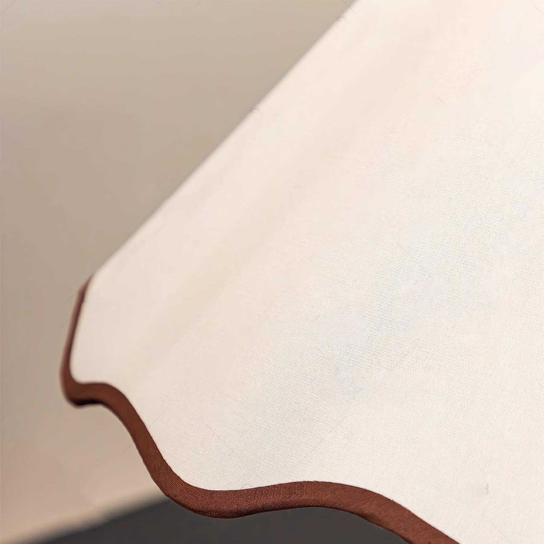 Candeeiro de Mesa Lyra com Estrutura Curvada em Esmeralda e Abajur de Tecido Branco com Borda Ondulada