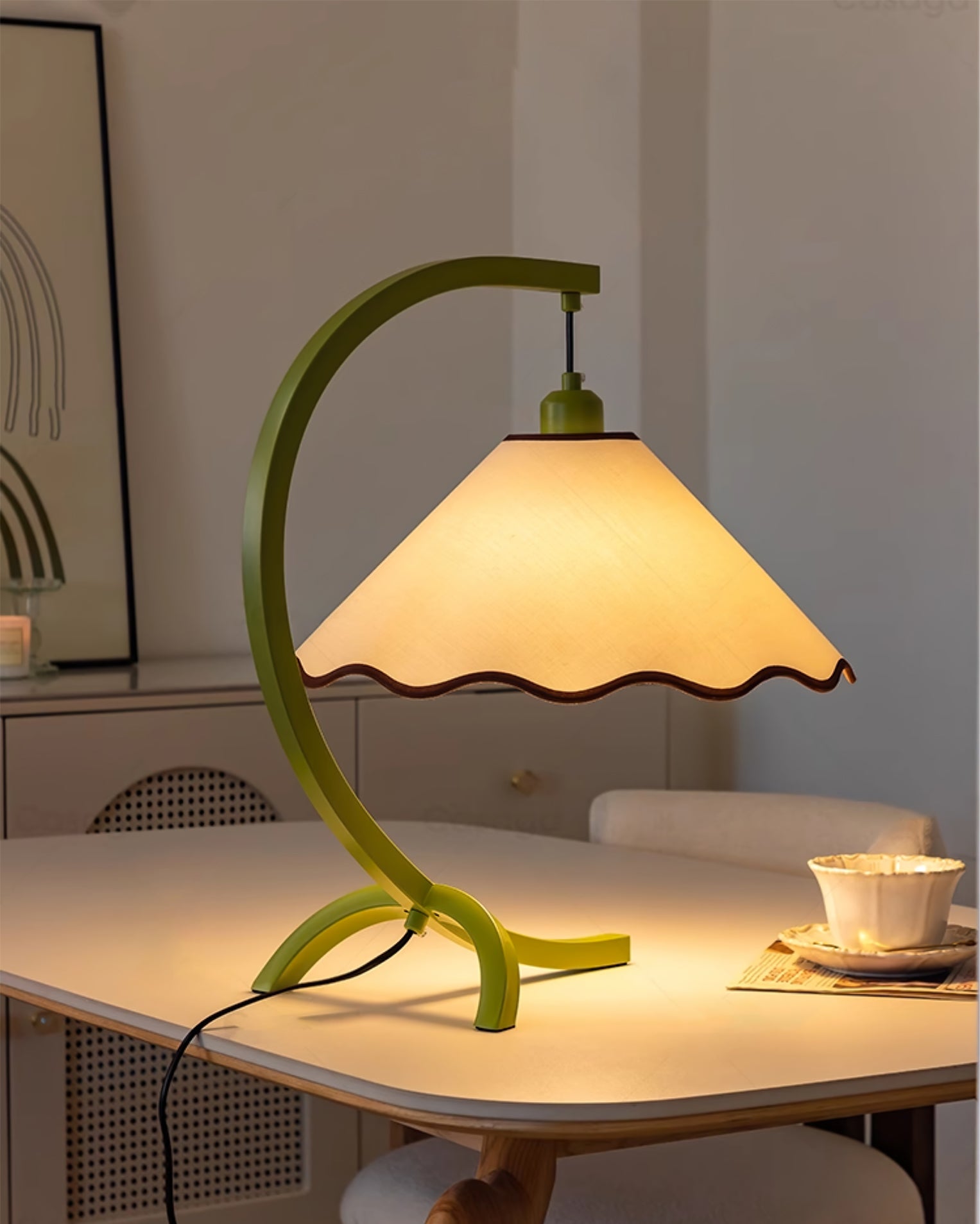 Candeeiro de Mesa Lyra com Estrutura Curvada em Esmeralda e Abajur de Tecido Branco com Borda Ondulada