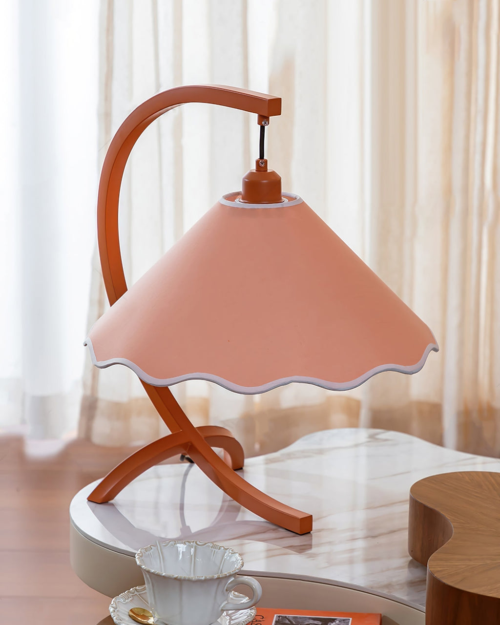 Candeeiro de Mesa Lyra com Estrutura Curvada em Esmeralda e Abajur de Tecido Branco com Borda Ondulada